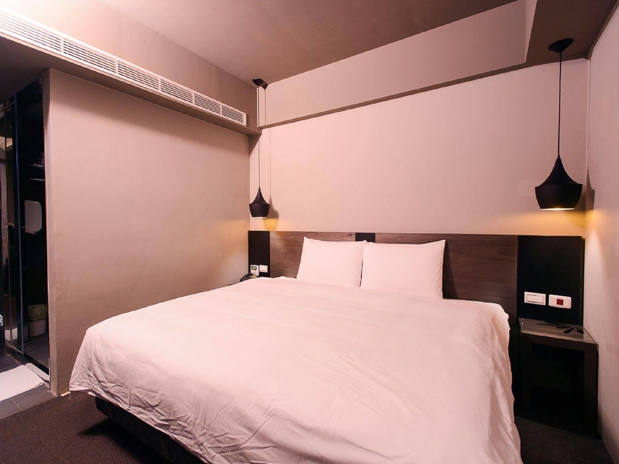 Kiwi Express Hotel - Jiuru Rd Гаосюн Экстерьер фото