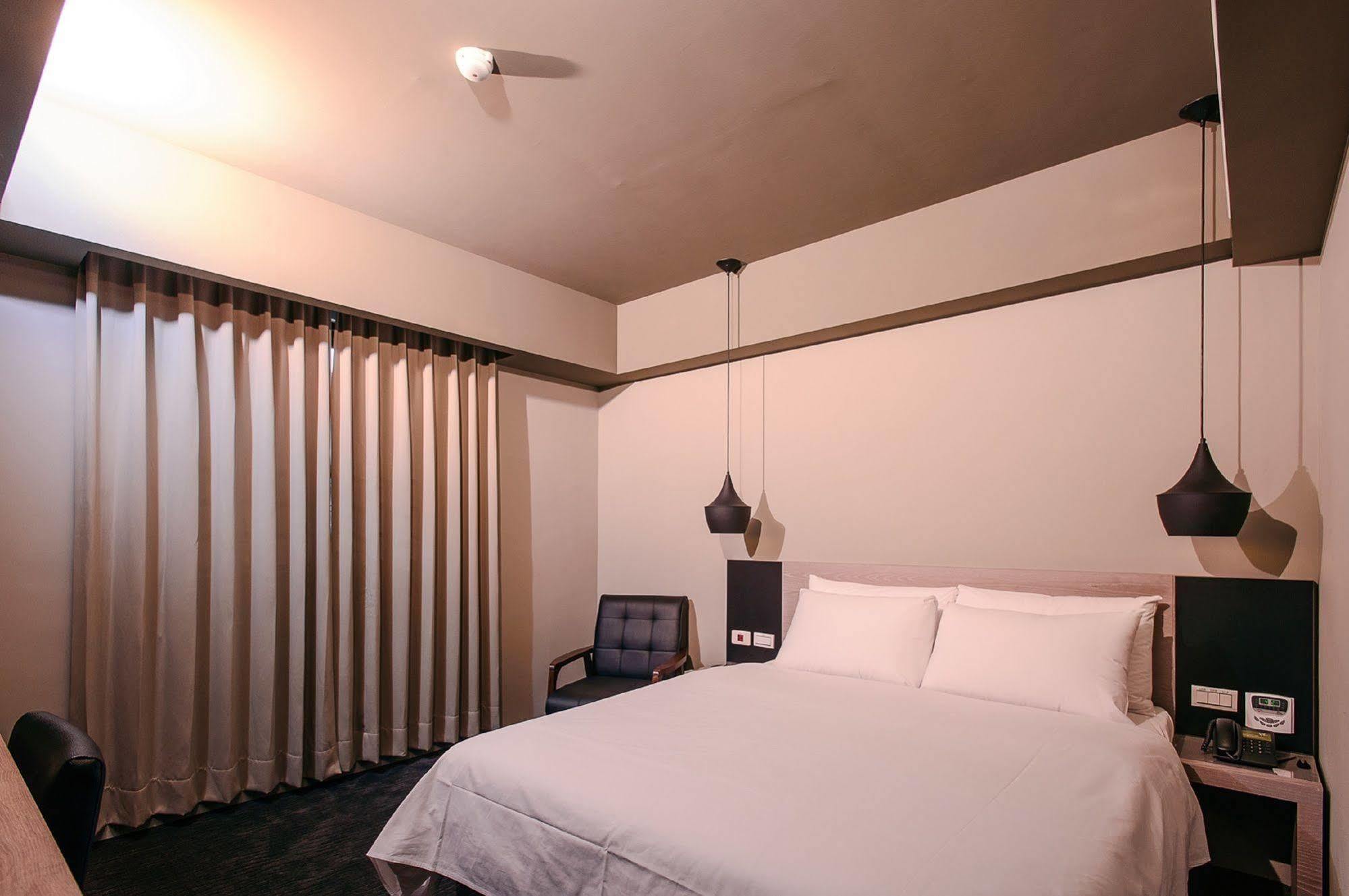Kiwi Express Hotel - Jiuru Rd Гаосюн Экстерьер фото